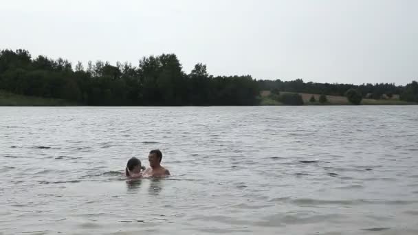 아버지와 그의 어린 딸 호수에 재미 — 비디오