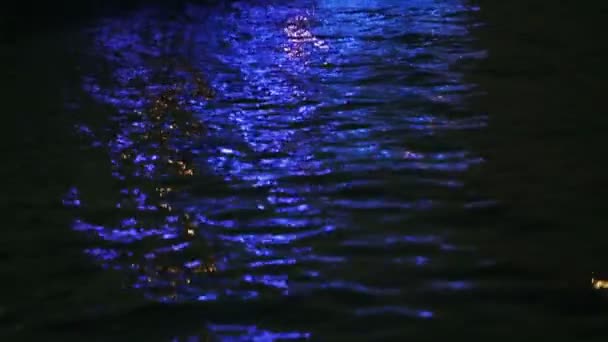Блискучий моторний корабель вночі на річці — стокове відео