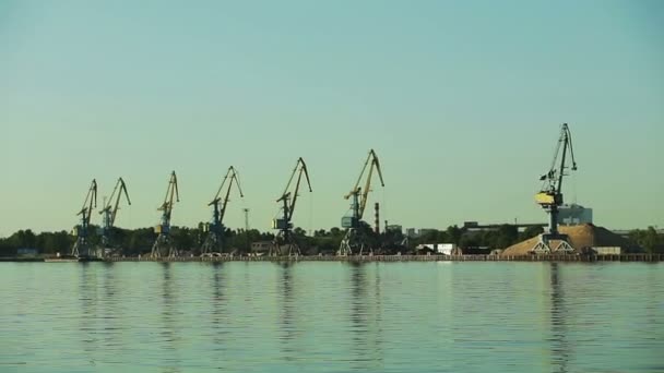 Grúas pórtico en el muelle . — Vídeos de Stock