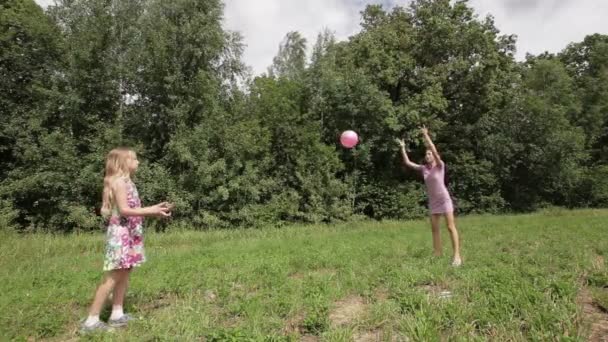 Zwei Mädchen spielen mit dem Ball — Stockvideo