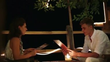 restoranda romantik bir akşam yemeği