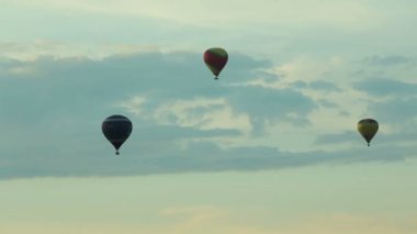 sıcak hava balon içinde mavi gökyüzü Aerostat