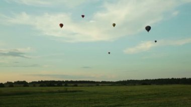Sıcak hava balonları kırsal alanlarda uçuyor.