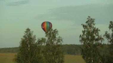 kırsal alanda üzerinde uçan sıcak hava balonu