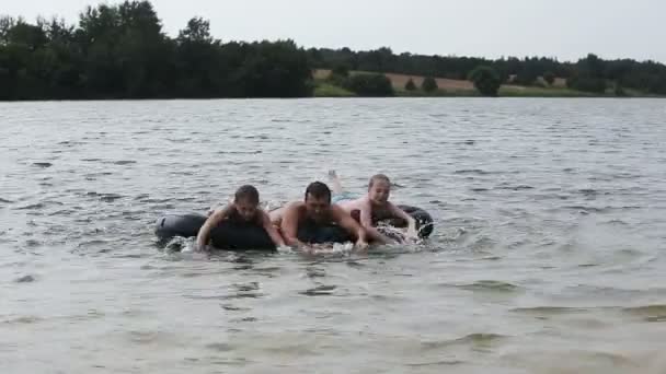 Gelukkige familie heeft een rust op het meer in de zomer. — Stockvideo