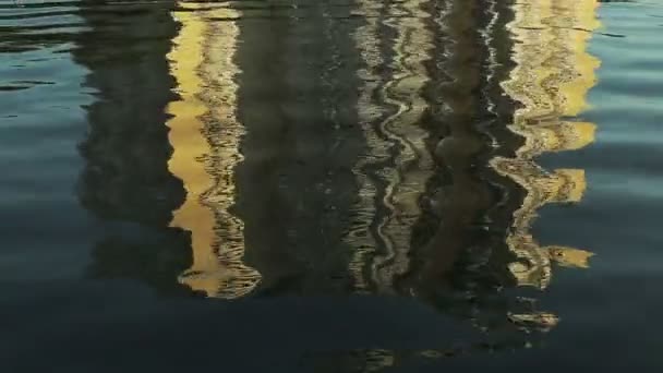 Reflexion von Gebäuden auf dem Wasser — Stockvideo