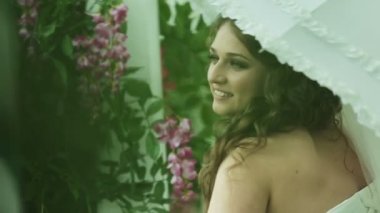 Genç gelin beyaz şemsiye ile