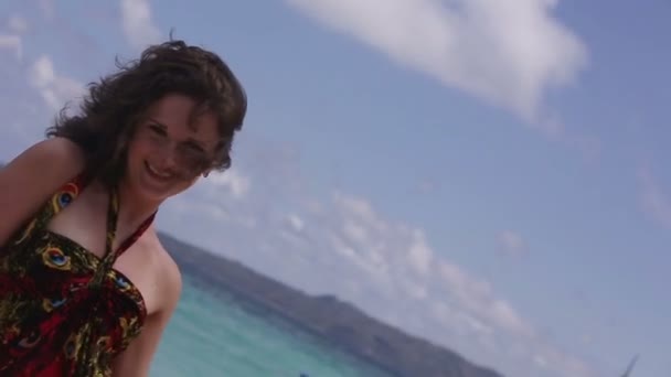Chica joven en la playa tropical . — Vídeos de Stock