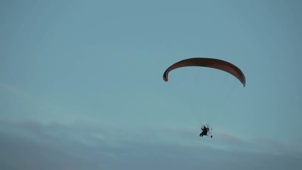 Paramotor voando no ar — Vídeo de Stock