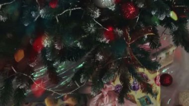 Noel ağacının altında Noel hediyeleri.