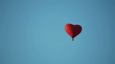 Aerostat kalp mavi gökyüzünde