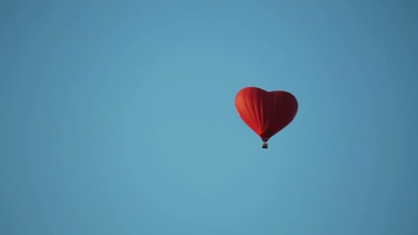 Corazón aerostático en el cielo azul — Vídeos de Stock