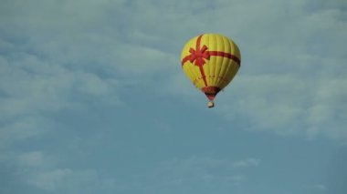 Mavi gökyüzünde uçan sıcak hava balonu