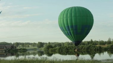 Göl üzerinde uçan sıcak hava balonu