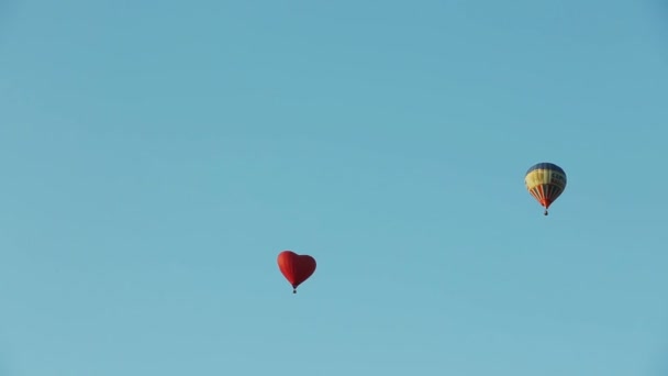 Balões de ar quente nos aeróstatos do céu azul — Vídeo de Stock