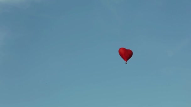 Corazón aerostático en el cielo azul — Vídeos de Stock