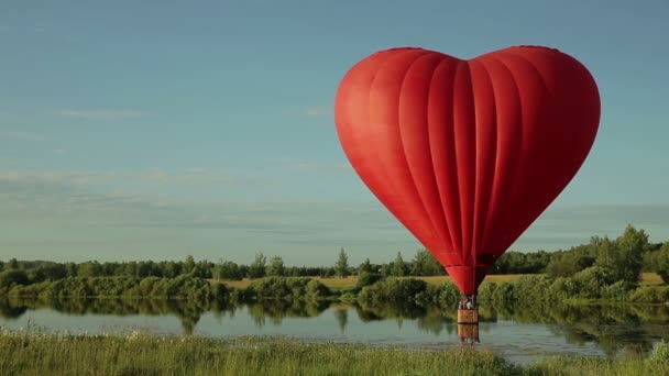 Heißluftballon fliegt über See — Stockvideo