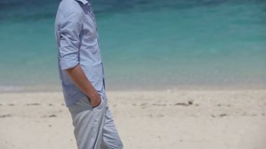 Genç kız sahilde bir sürpriz yapar