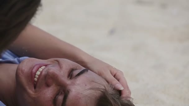 Amantes deitados na praia — Vídeo de Stock