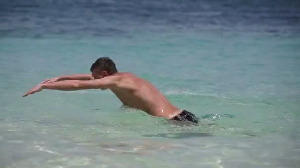 Couple playing bathing on the beach — Stock Video