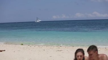 Genç bir çift bir yaz plaj tatil keyfini çıkarın..