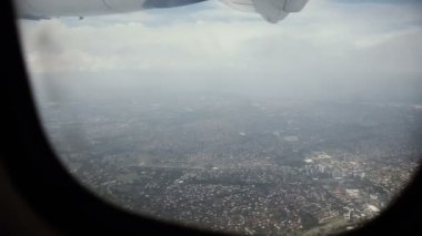 Bir uçak penceresinden görüntüle