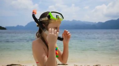 Yüzmeyi mutlu childs çalışır.