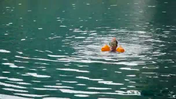 Menina nadando no lago . — Vídeo de Stock