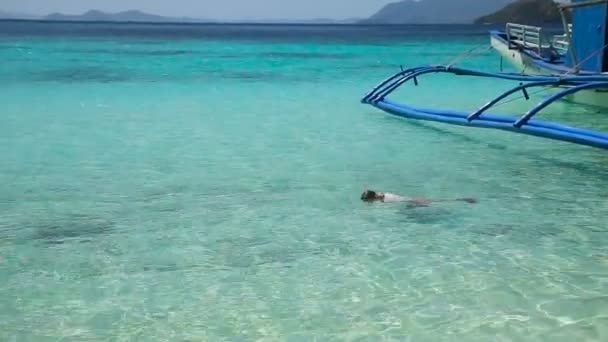 Chica joven buceando en el mar — Vídeo de stock