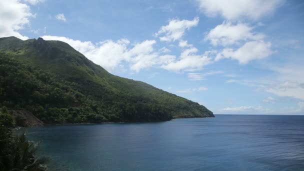 Paisaje con el mar y las montañas . — Vídeos de Stock