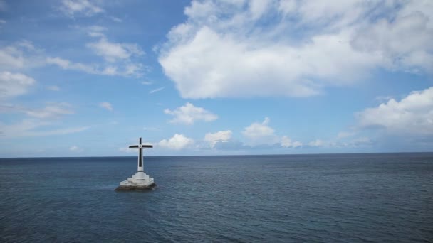 Croce cattolica nel mare. — Video Stock