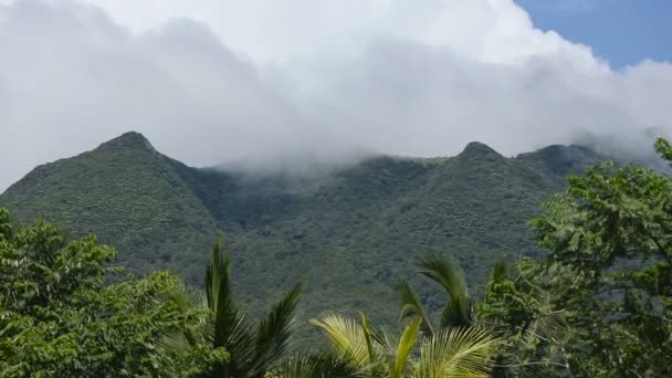 Landskap av berg och sky. Camiguin island. — Stockvideo