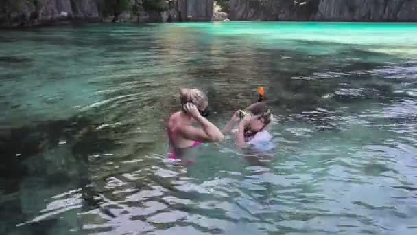 Matka i córka snorkeling w morzu — Wideo stockowe