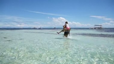 Baba ve kız denizde oynama