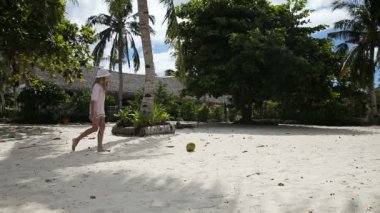 Hindistan cevizi ile oynayan genç kız