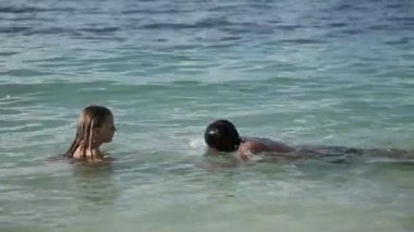 Baba ve küçük kızı deniz üzerinde eğleniyor