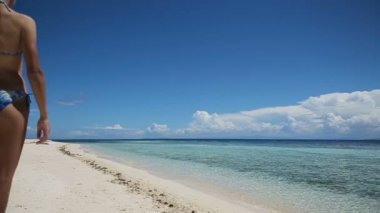 İki kız bir tropik sahilde yürümek