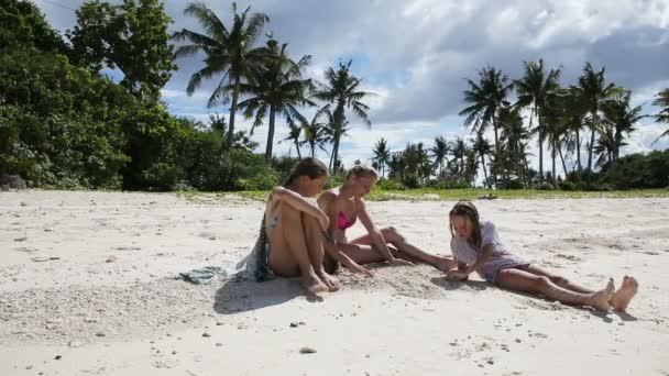 O zaman gün sahilde oynarken mutlu bir aile — Stok video