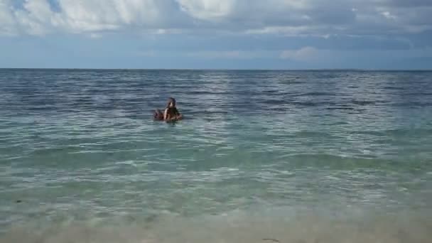 Father and his little daughter having fun on sea — Stock Video