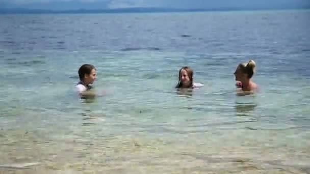 Mãe e filhas brincando no mar tropical — Vídeo de Stock