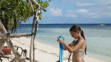 Ipek kumaş ile güzel kız.