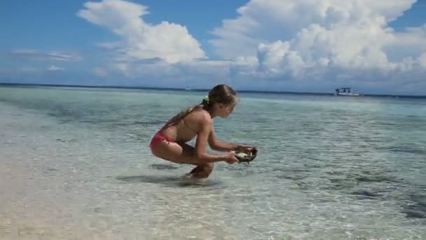 Yuong chica jugando con juguete barco en la playa — Vídeos de Stock