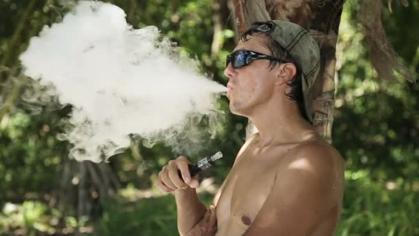 Man smoking electronic cigarette — Stock Video