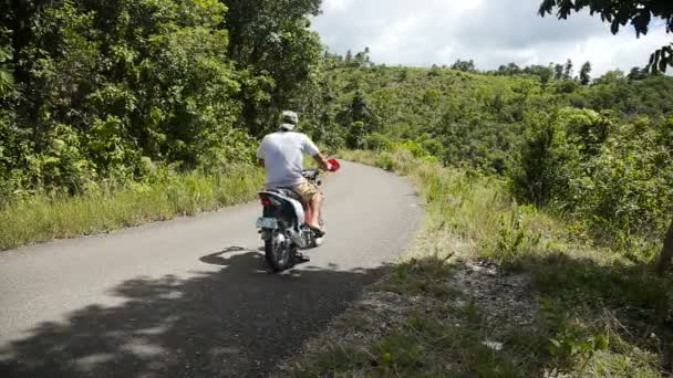 Uomo alla guida di una moto su strada di montagna — Video Stock