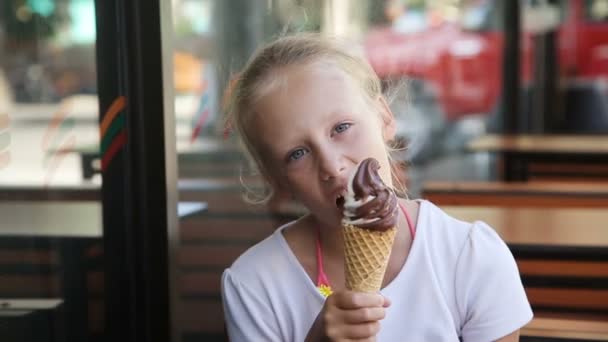 mladá dívka, jíst zmrzlinu venku