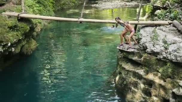 Dzieci skok do wody — Wideo stockowe
