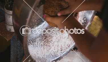 kadın ayıklama Hindistan cevizi hamuru