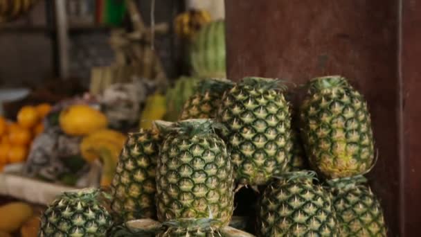Свежие ананасы на рынке — стоковое видео