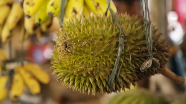 Durian meyvesi pazarda — Stok video