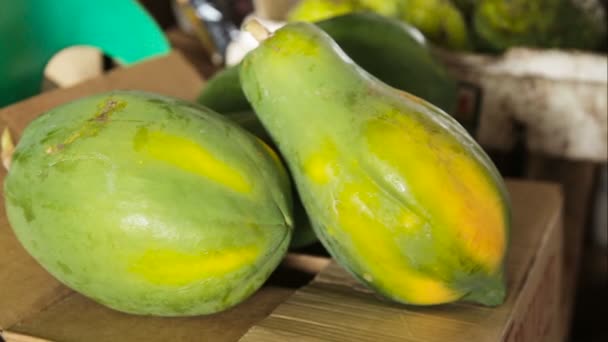 Fruta de papaya en el mercado — Vídeos de Stock